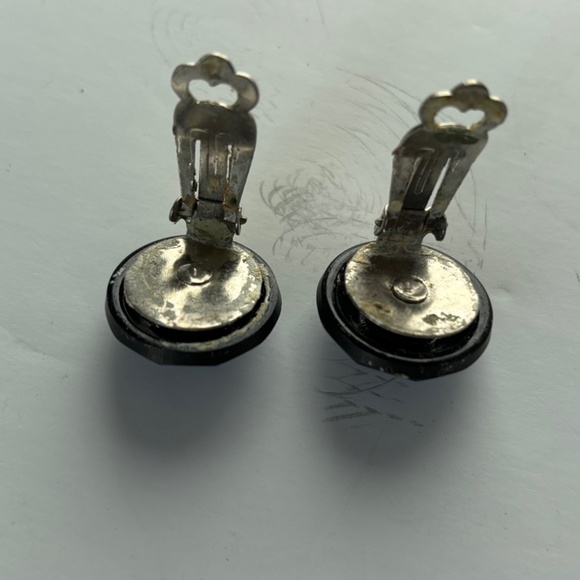 Vintage black jet clip earrings - Picture 4 of 7